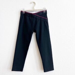 Fabletics Women’s Maddox Capri Leggings Black Coral Logo Waistband